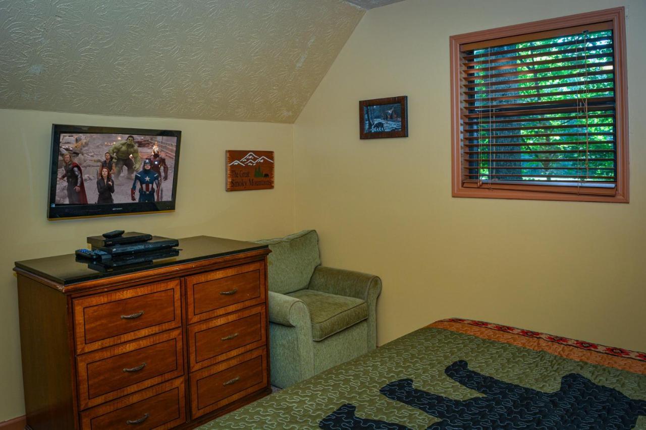 Bear Footin' On The Creek Gatlinburg Exterior foto