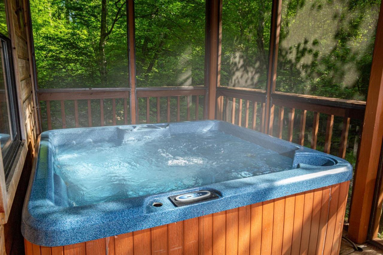 Bear Footin' On The Creek Gatlinburg Exterior foto