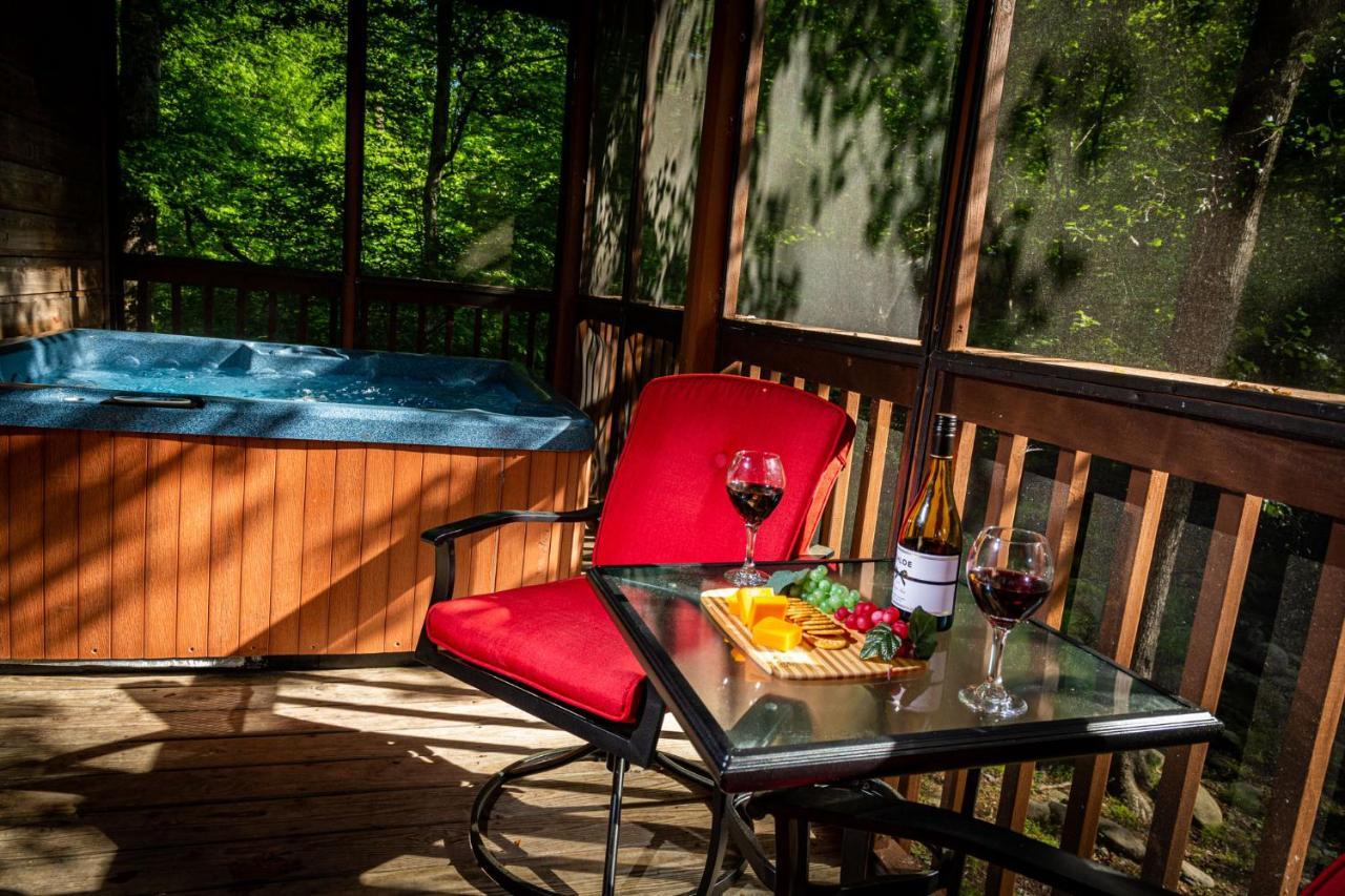 Bear Footin' On The Creek Gatlinburg Exterior foto